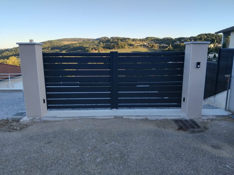 Portail aluminium anthracite à lames horizontales installé par Monts Renov à Saint-Martin-en-Haut, vue sur les Monts du Lyonnais