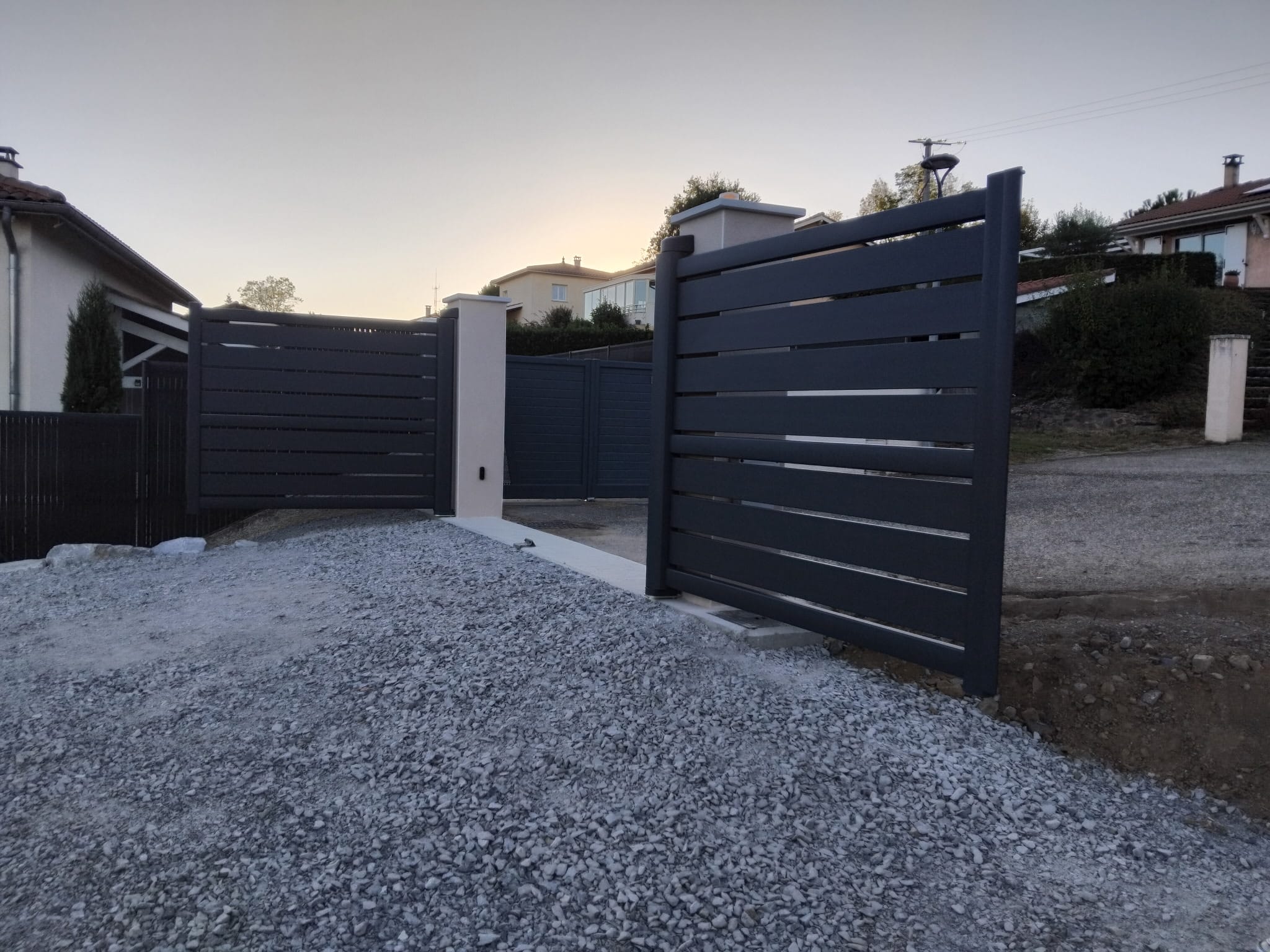 Portail battant aluminium ouvert à 180°, vantail replié contre la clôture, Saint-Martin-en-Haut