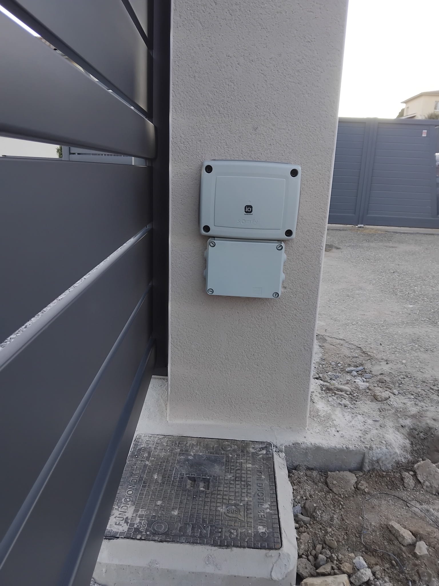 Motorisation Somfy io du portail installé par Monts Renov à Saint-Martin-en-Haut