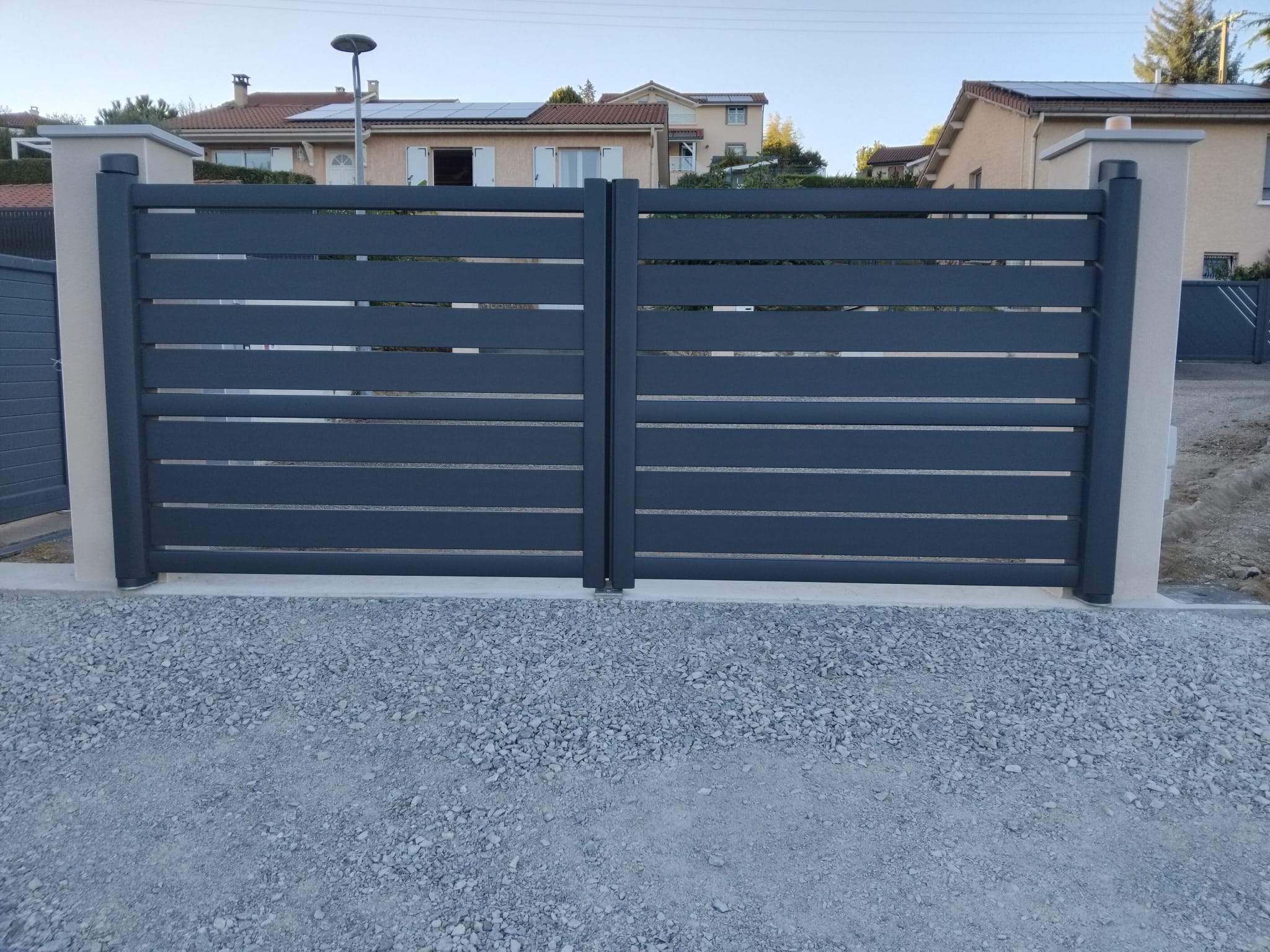 Portail battant aluminium gris anthracite à Saint-Martin-en-Haut, vue de face