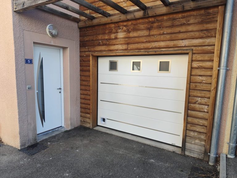 Vue d'ensemble porte d'entrée et porte de garage design coordonnées, chantier Monts Renov Thurins