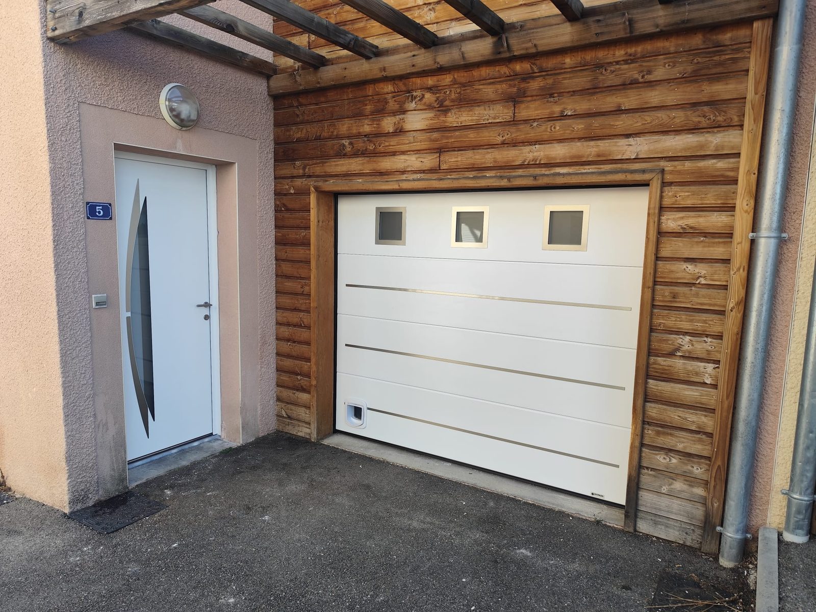 Vue d'ensemble porte d'entrée et porte de garage design coordonnées, chantier Monts Renov Thurins
