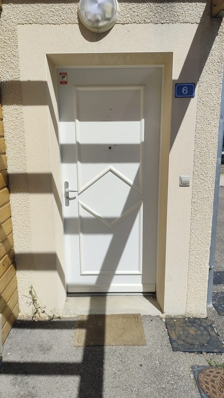 Ancienne porte d'entrée PVC à panneaux losange à Thurins, avant rénovation