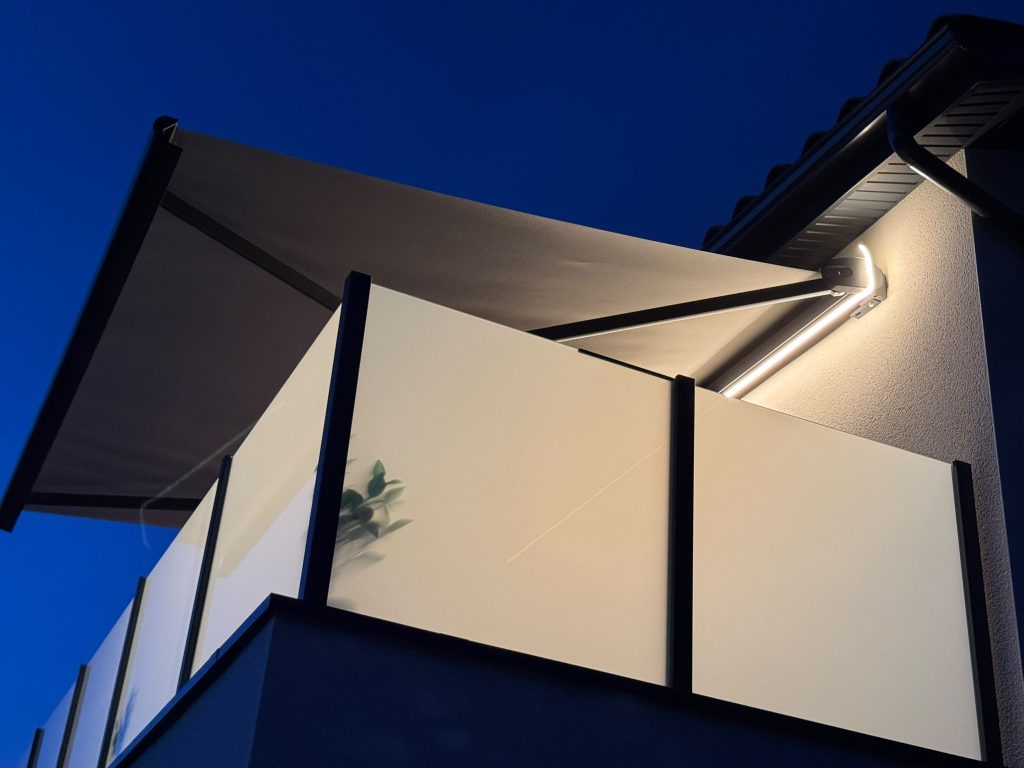 Gros plan sur le ruban LED intégré au coffre du store banne, vue de nuit à Brindas