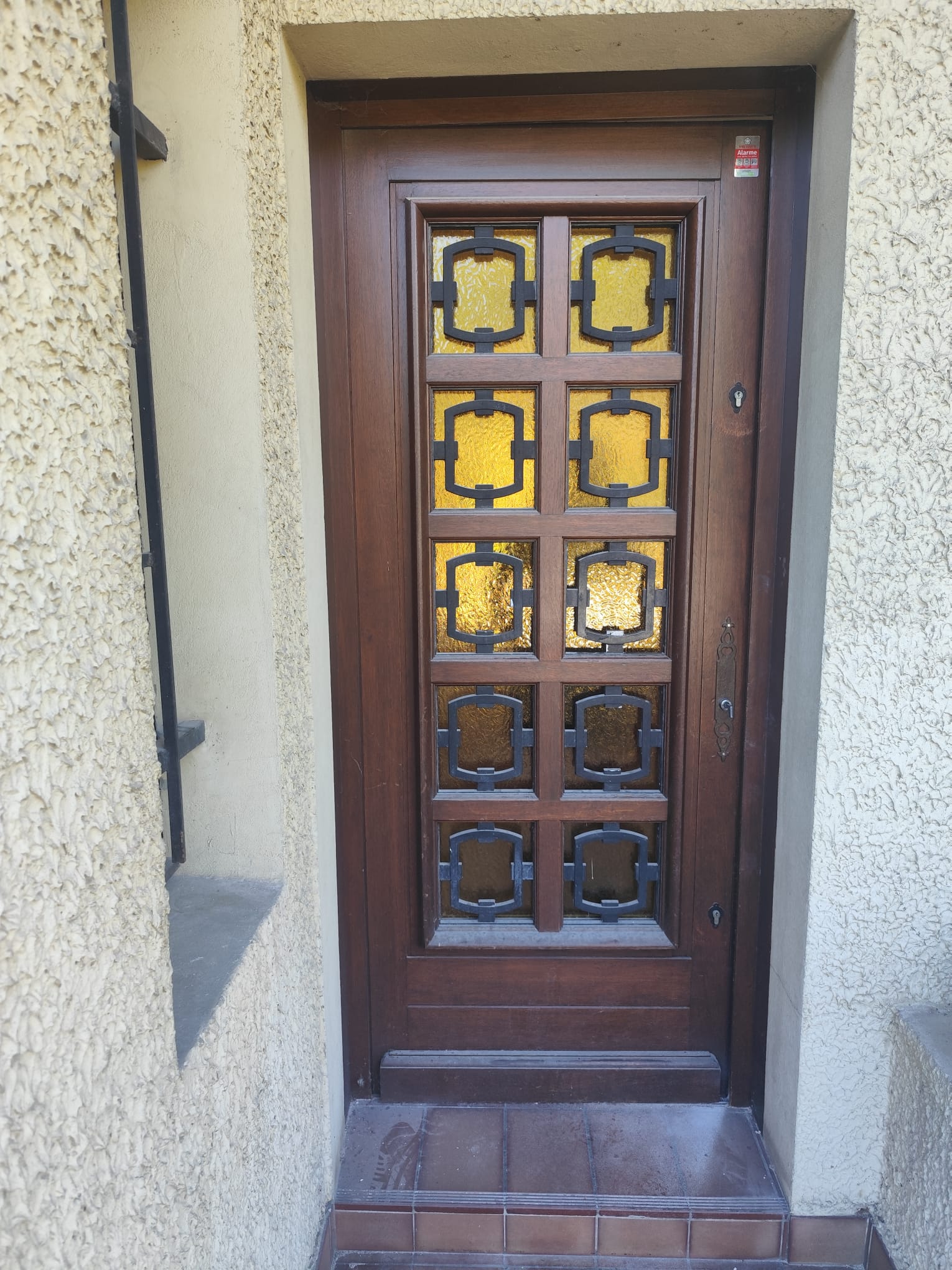 Ancienne porte d'entrée en bois avec vitraux ambrés à Craponne, avant remplacement