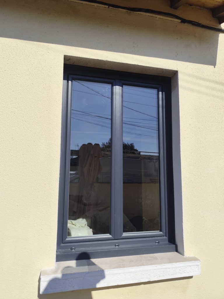 Fenêtre anti-bruit aluminium deux vantaux posée à Saint Genis Laval, vue extérieure