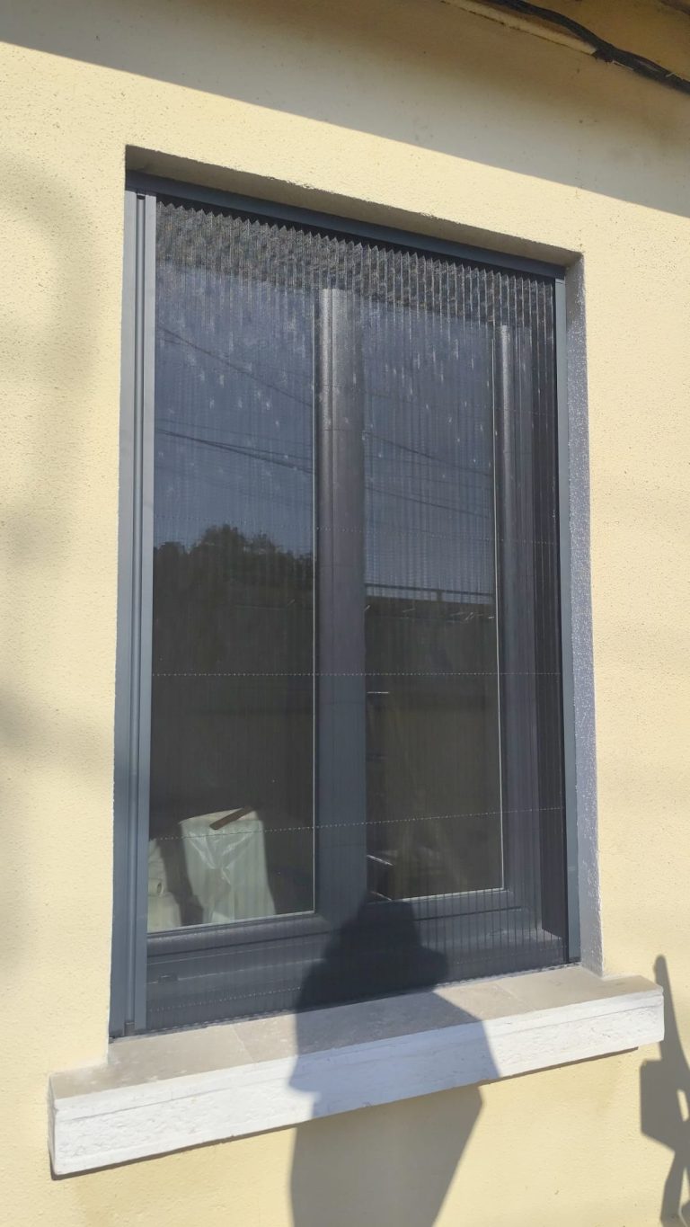 Fenêtre aluminium avec moustiquaire plissée latérale posée à Saint Genis Laval